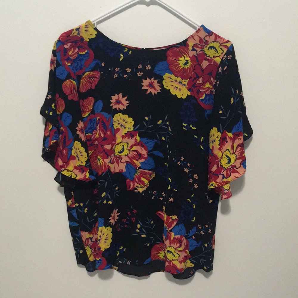 Violet and Claire medium flower short sleeve top